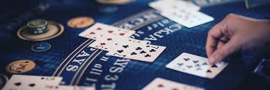 Sesi Permainan Langsung: Dealer Profesional dan Tempo Permainan yang Konsisten Sesi permainan Texas Hold'em Bonus dengan dealer profesional dan pemain aktif